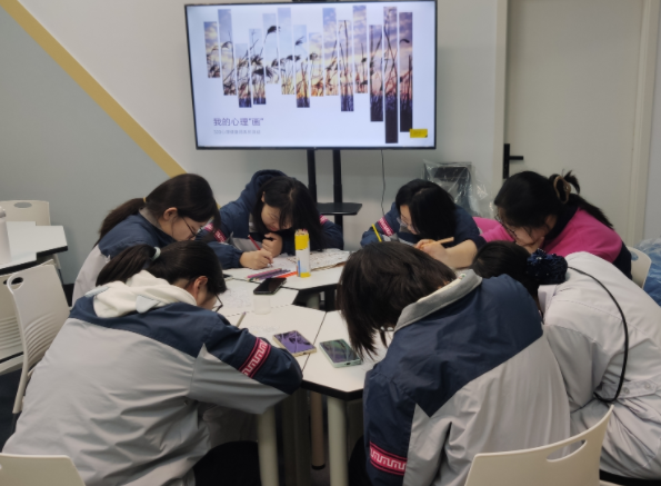 加强学生心理健康教育既要在面上